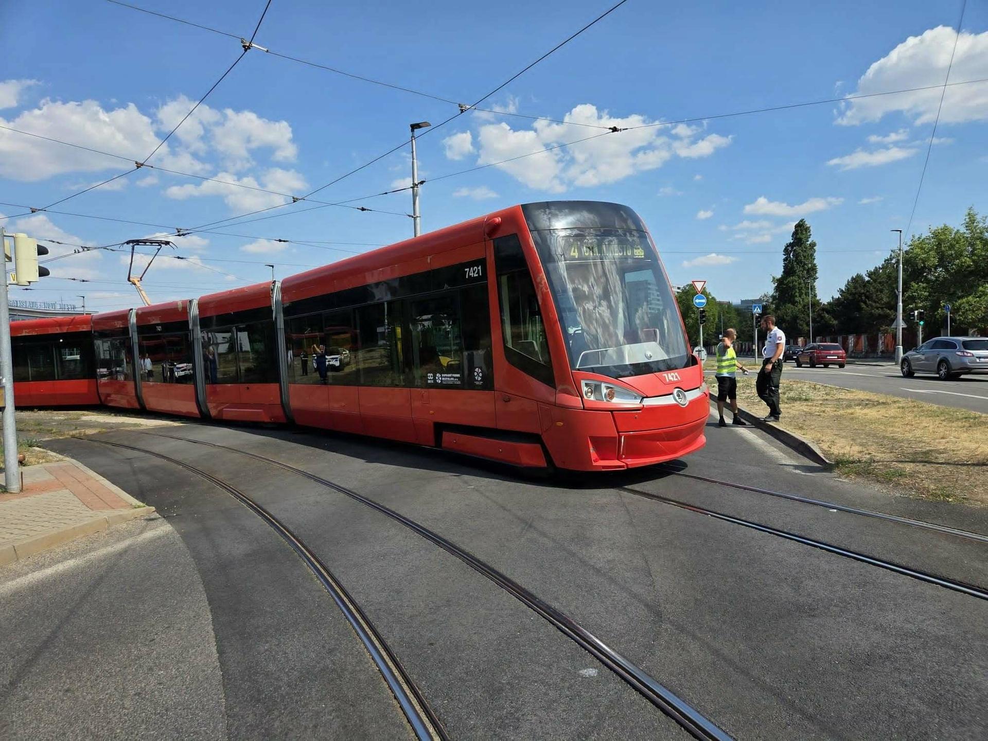 V Bratislave sa vykoľajila električka, zasahuje do dvoch jazdn&yacute;ch pruhov