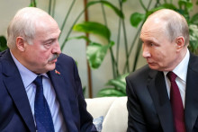 Rusk&yacute; prezident Vladimir Putin (vpravo) sa rozpr&aacute;va s bielorusk&yacute;m prezidentom Alexandrom Luka&scaron;enkom. FOTO: TASR/AP