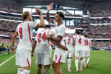 Anglick&yacute; hr&aacute;č Harry Kane (vľavo) oslavuje so spoluhr&aacute;čmi. FOTO: TASR/AP