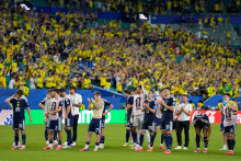 Hr&aacute;či &Scaron;k&oacute;tska ďakuj&uacute; fan&uacute;&scaron;ikom po z&aacute;pase z&aacute;kladnej C-skupiny &Scaron;k&oacute;tsko - Braz&iacute;lia na majstrovstv&aacute;ch sveta vo futbale v Miami. FOTO: TASR/AP