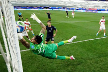 Tureck&yacute; hr&aacute;č Ugurcan Cakir v akcii s Christianom Pulisicom z USA. FOTO: Reuters