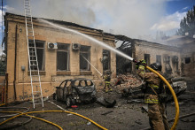 Hasiči pracuj&uacute; na mieste rusk&eacute;ho vojensk&eacute;ho &uacute;toku v Z&aacute;porož&iacute; na Ukrajine. FOTO: Reuters