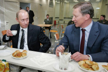 Rusk&yacute; prezident Vladimir Putin a Sergej Ivanov. FOTO: Reuters