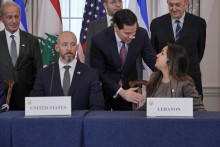 Americk&yacute; minister zahraničn&yacute;ch vec&iacute; Marco Rubio sa rozpr&aacute;va s libanonskou veľvyslankyňou v USA Nadou Hamadehovou po boku radcu ministerstva zahraničn&yacute;ch vec&iacute; Daniela Hollera a veľvyslanca USA v Libanone Michela Issa. FOTO: Reuters