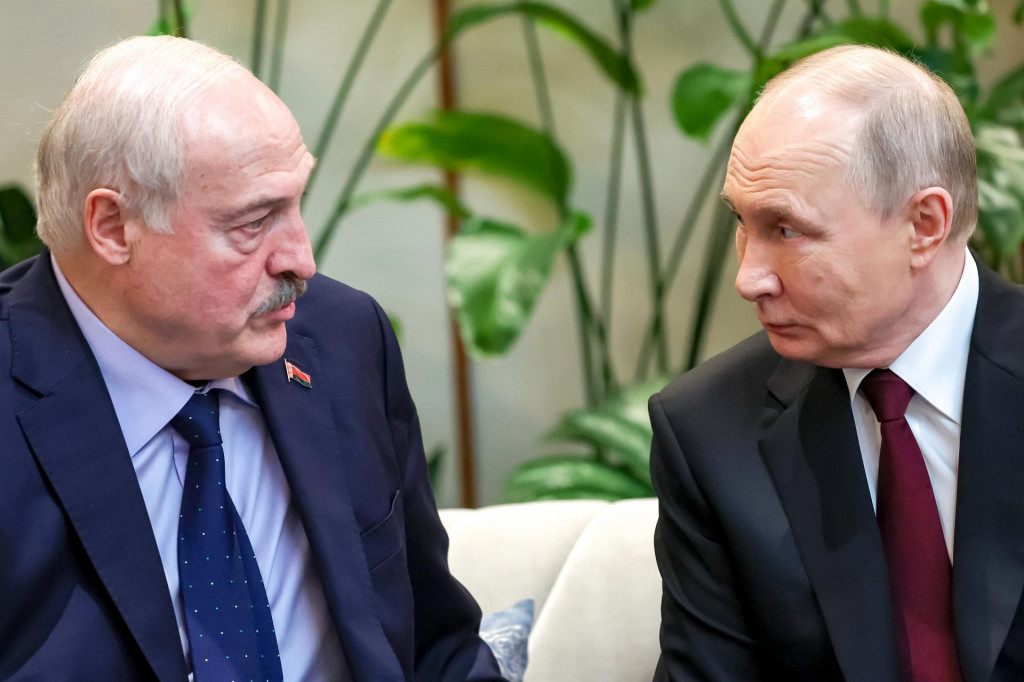 Rusk&yacute; prezident Vladimir Putin (vpravo) sa rozpr&aacute;va s bielorusk&yacute;m prezidentom Alexandrom Luka&scaron;enkom. FOTO: TASR/AP