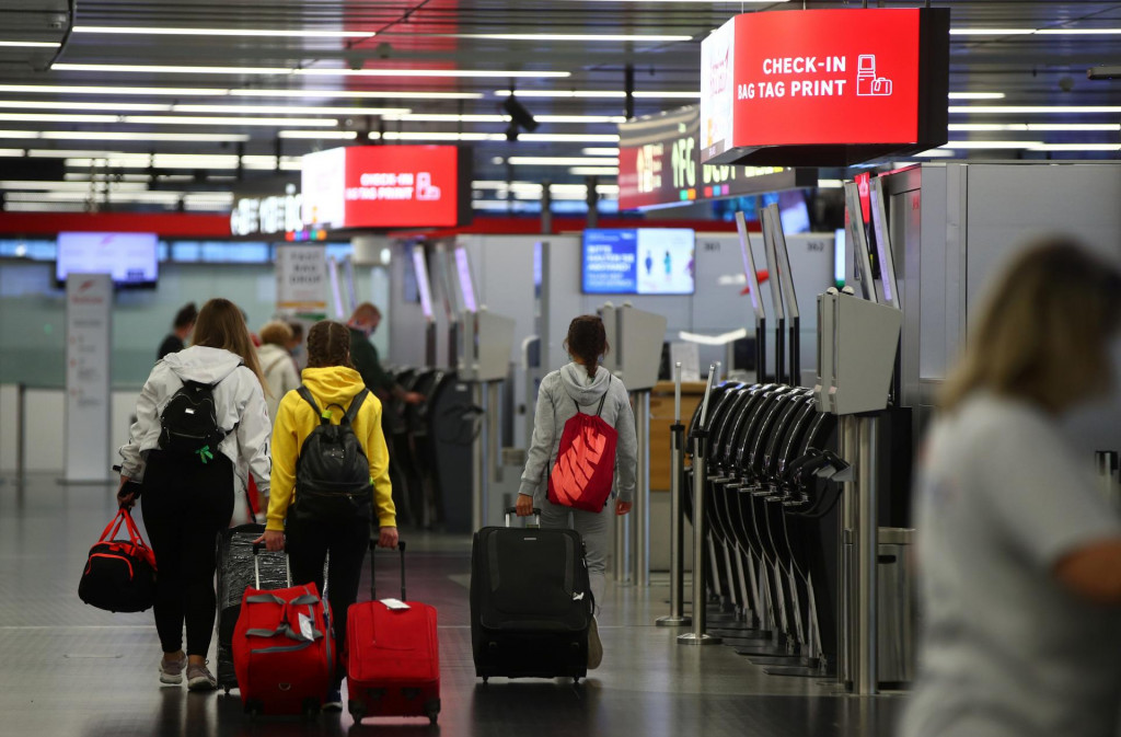 Schwechat konč&iacute; s limitom sto mililitrov na tekutiny v pr&iacute;ručnej batožine. FOTO: REUTERS