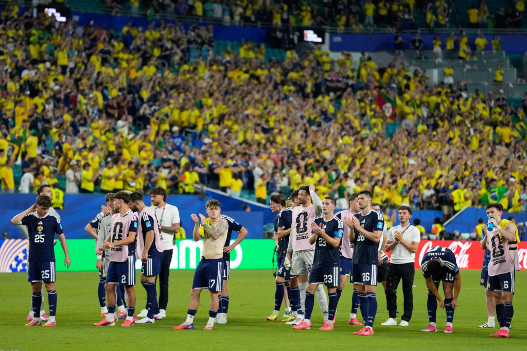 Hr&aacute;či &Scaron;k&oacute;tska ďakuj&uacute; fan&uacute;&scaron;ikom po z&aacute;pase z&aacute;kladnej C-skupiny &Scaron;k&oacute;tsko - Braz&iacute;lia na majstrovstv&aacute;ch sveta vo futbale v Miami. FOTO: TASR/AP