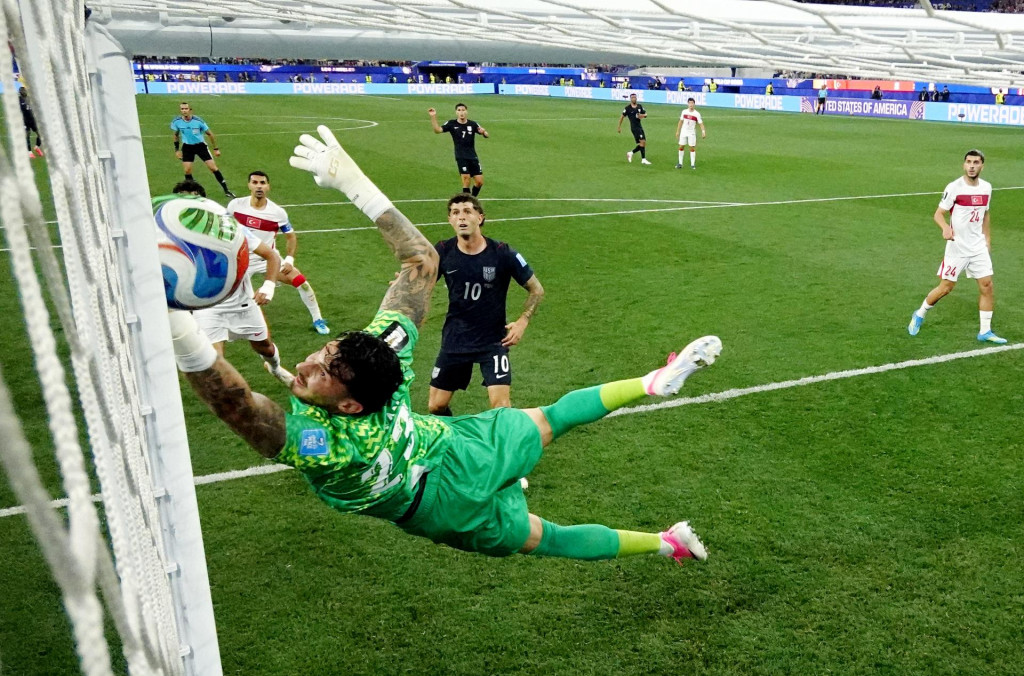 Tureck&yacute; hr&aacute;č Ugurcan Cakir v akcii s Christianom Pulisicom z USA. FOTO: Reuters