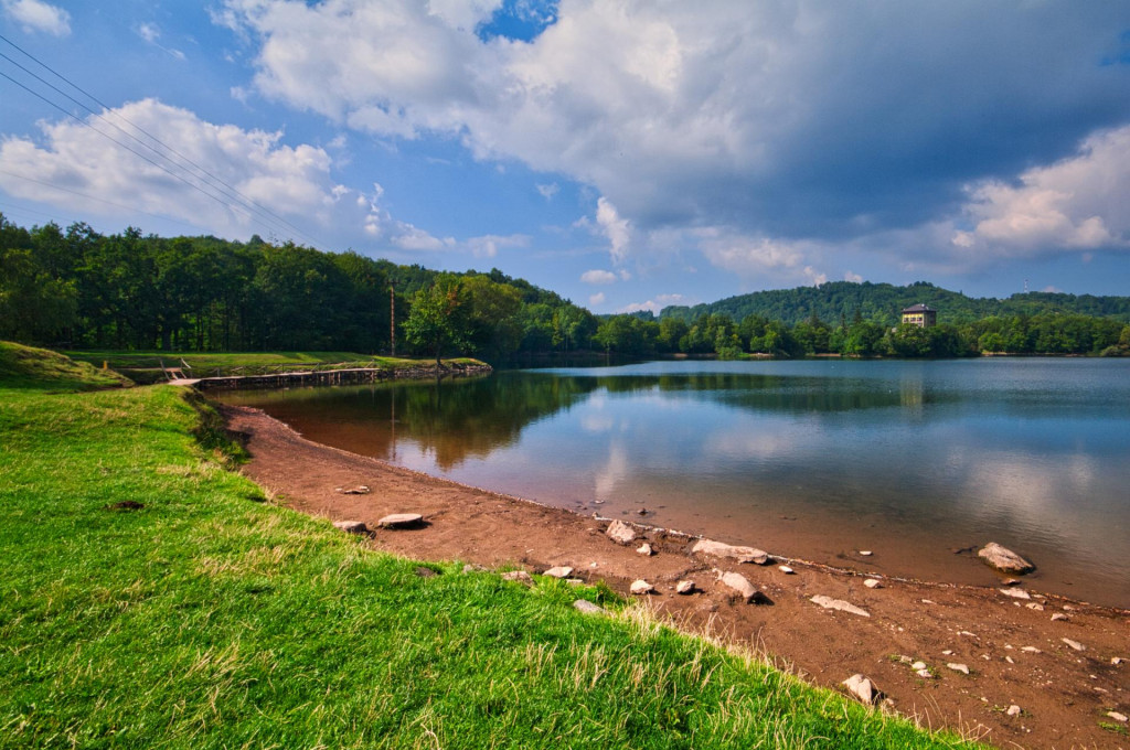 Poč&uacute;vadlianske jazero v &Scaron;tiavnick&yacute;ch vrchoch pon&uacute;ka osvieženie v obklopen&iacute; n&aacute;dhernej pr&iacute;rody. FOTO: Dreamstime