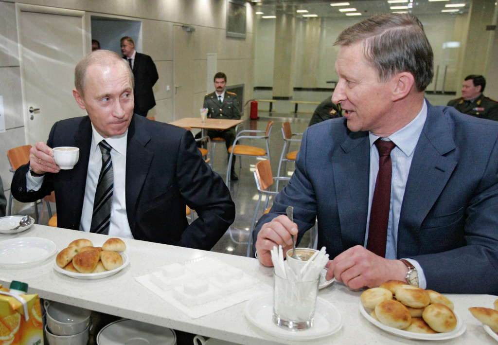 Rusk&yacute; prezident Vladimir Putin a Sergej Ivanov. FOTO: Reuters