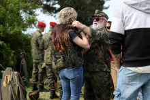 N&aacute;v&scaron;tevn&iacute;k sa pripravuje na &uacute;časť na cvičen&iacute; počas &bdquo;Tag der Bundeswehr&ldquo;, keď nemeck&eacute; ozbrojen&eacute; sily Bundeswehru otv&aacute;raj&uacute; svoje br&aacute;ny verejnosti. FOTO: Reuters