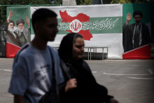 Transparent s fotografiami zosnul&eacute;ho vodcu islamskej revol&uacute;cie, ajatoll&aacute;ha R&uacute;holl&aacute;ha Chomejn&iacute;ho, zosnul&eacute;ho najvy&scaron;&scaron;ieho vodcu Ir&aacute;nu, ajatoll&aacute;ha Al&iacute;ho Chamene&iacute;ho a najvy&scaron;&scaron;ieho vodcu Ir&aacute;nu Modžt&aacute;bu Chamene&iacute;ho. FOTO: Reuters