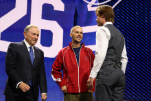 Gavin McKenna s komis&aacute;rom NHL Garym Bettmanom a spev&aacute;kom Justinom Bieberom. FOTO: Reuters
