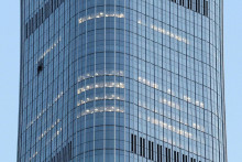 Po&scaron;koden&yacute; exteri&eacute;r mrakodrapu CITIC Tower v pekinskej &scaron;tvrti Čchao-jang. FOTO: Reuters