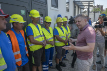 Predseda vl&aacute;dy  Robert Fico nav&scaron;t&iacute;vil robotn&iacute;kov na diaľnici D2, ktor&iacute; vykon&aacute;vaj&uacute; pr&aacute;cu aj vo vysok&yacute;ch teplot&aacute;ch. FOTO: TASR/Martin Baumann