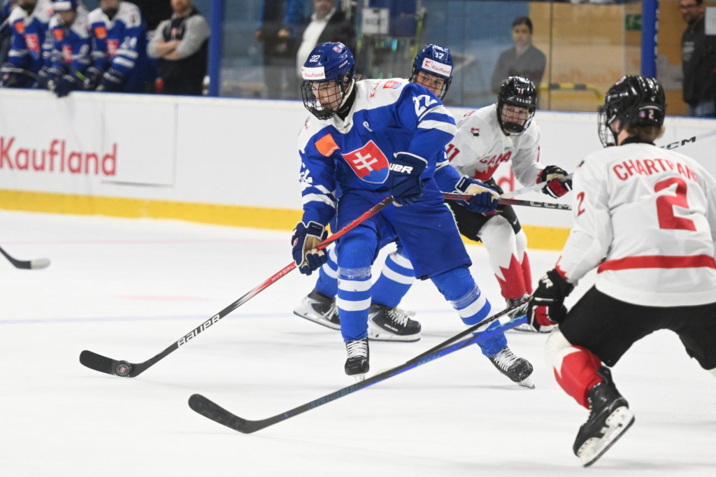 Adam Goljer počas pr&iacute;pravn&eacute;ho z&aacute;pasu hr&aacute;čov do 18 rokov pred Hlinka Gretzky Cupom Slovensko - Kanada. FOTO TASR/L. Grinaj