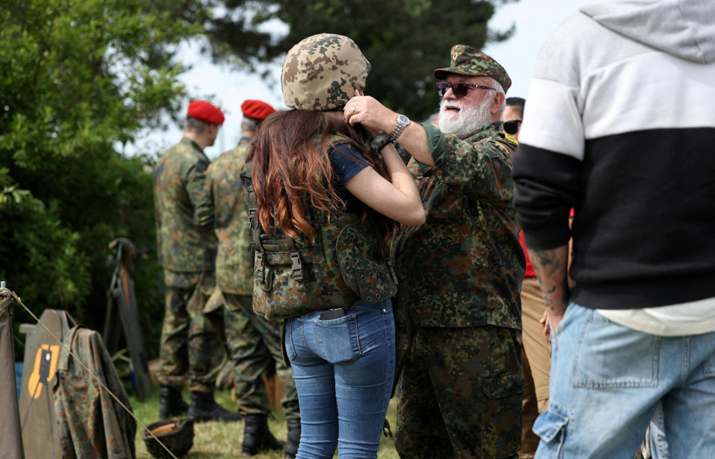 N&aacute;v&scaron;tevn&iacute;k sa pripravuje na &uacute;časť na cvičen&iacute; počas &bdquo;Tag der Bundeswehr&ldquo;, keď nemeck&eacute; ozbrojen&eacute; sily Bundeswehru otv&aacute;raj&uacute; svoje br&aacute;ny verejnosti. FOTO: Reuters