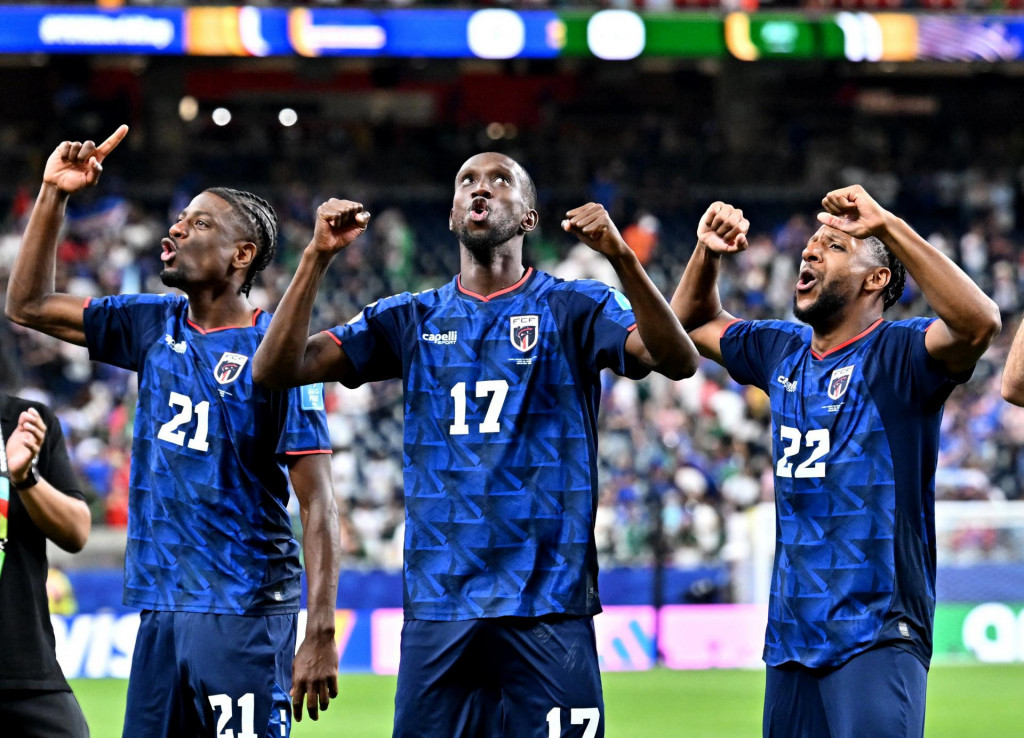Hr&aacute;či Kapverd oslavuj&uacute; postup do vyraďovacej f&aacute;zy. FOTO: Reuters