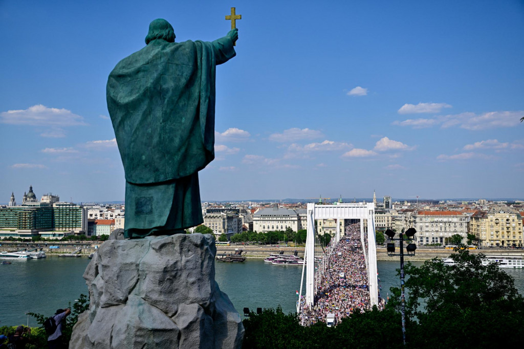 Socha sv. Gellerta s v&yacute;hľadom na mesto počas pochodu Pride v Budape&scaron;ti. FOTO: Reuters