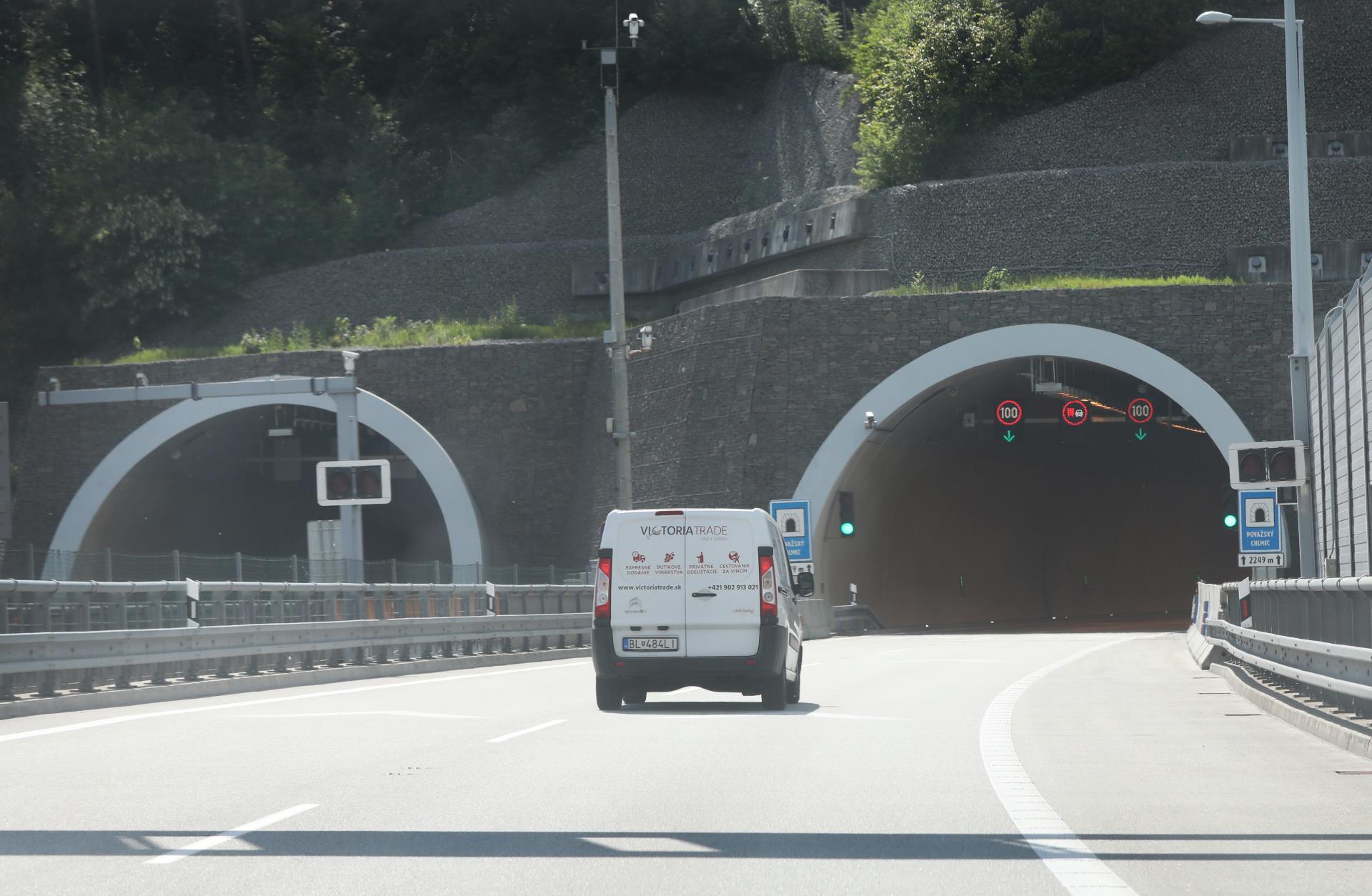 Vodičov pri Žiline čakaj&uacute; obmedzenia. Diaľničiari pre &uacute;držbu uzavr&uacute; d&ocirc;ležit&yacute; tunel na D3