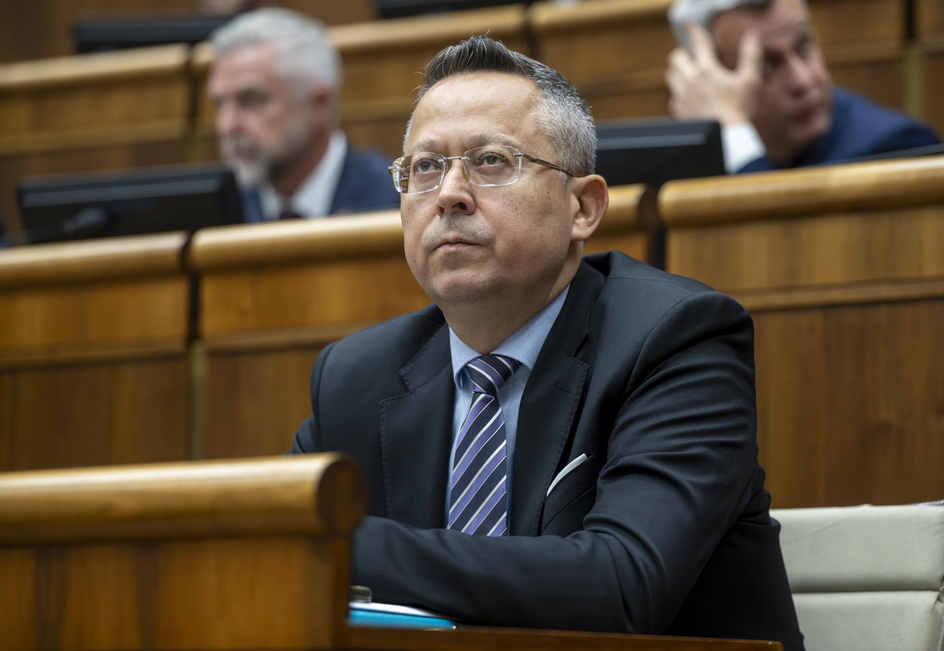 Proviz&oacute;rium nepripad&aacute; do &uacute;vahy. Kamenick&yacute; je ochotn&yacute; v mene rozpočtu obetovať transakčn&uacute; daň