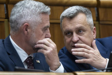 Podpredsedovia parlamentu zľava Tibor Ga&scaron;par (Smer-SD) a Andrej Danko (SNS) počas 52. sch&ocirc;dze N&aacute;rodnej rady. FOTO TASR/Martin Baumann