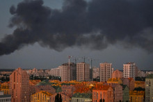 Dym st&uacute;pa nad mestom počas rusk&eacute;ho raketov&eacute;ho &uacute;toku na Kyjev. FOTO: Reuters