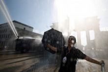 Vlna hor&uacute;čav v Nemecku. FOTO: Reuters