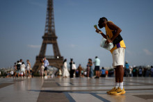 Vlna hor&uacute;čav vo Franc&uacute;zsku. FOTO: Reuters