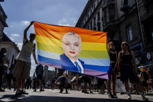 Budapest Pride. V hlavnom meste Maďarska sa uskutočnil prv&yacute; post-orb&aacute;novsk&yacute; pochod hrdosti. Vlani ho predch&aacute;dzaj&uacute;ca administrat&iacute;va zak&aacute;zala, aj tak sa uskutočnil. Tento rok pochodovali desaťtis&iacute;ce ľud&iacute; znova. Na niekoľk&yacute;ch miestach protestovali kresťania a nacionalisti. FOTO: Mafra/Petr Topič