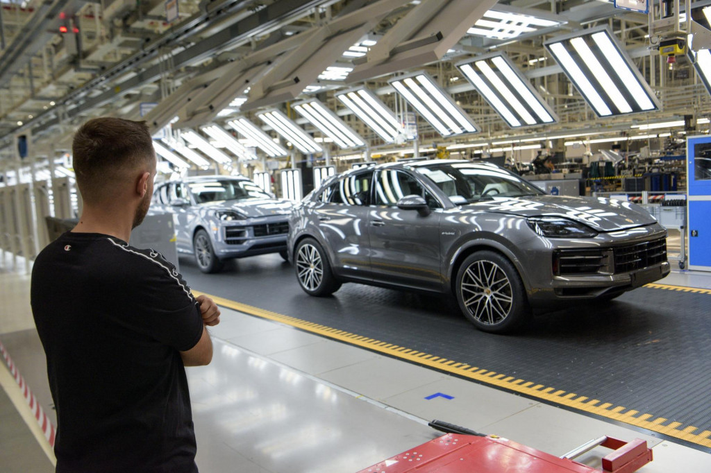 N&aacute;v&scaron;tevn&iacute;k si prezer&aacute; mont&aacute;žnu halu pre Porsche počas Dňa otvoren&yacute;ch dver&iacute; v z&aacute;vode Volkswagen Slovakia. FOTO: TASR/Pavol Zachar