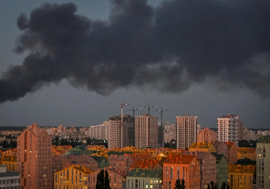 Dym st&uacute;pa nad mestom počas rusk&eacute;ho raketov&eacute;ho &uacute;toku na Kyjev. FOTO: Reuters