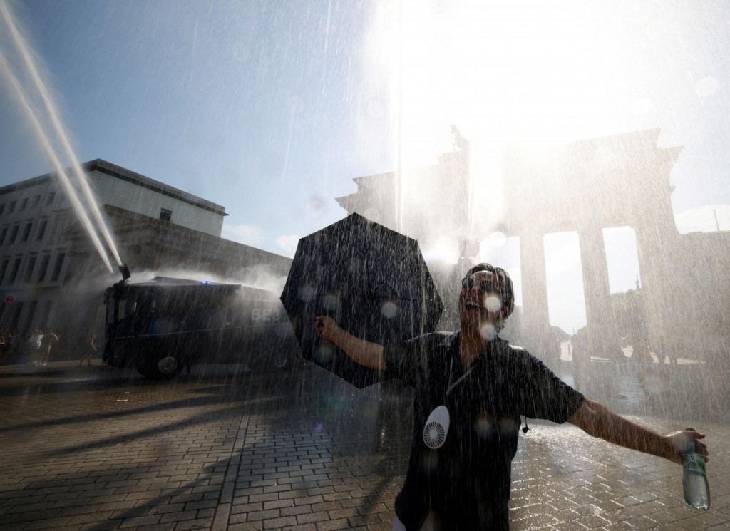 Vlna hor&uacute;čav v Nemecku. FOTO: Reuters