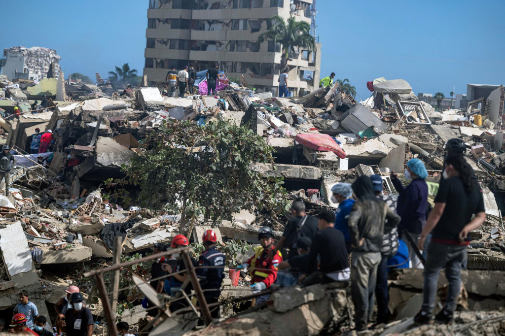 Z&aacute;chran&aacute;ri, dobrovoľn&iacute;ci a obyvatelia hľadaj&uacute; pozostal&yacute;ch v trosk&aacute;ch zr&uacute;ten&yacute;ch budov v Caraballede v &scaron;t&aacute;te La Guaira vo Venezuele. FOTO: Reuters