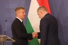 Žiadne kontroverzn&eacute; t&eacute;my sa nebud&uacute; na p&ocirc;de V4 otv&aacute;rať, prisľ&uacute;bil premi&eacute;r Fico, na obr&aacute;zku s maďarsk&yacute;m n&aacute;protivkom Magyarom. FOTO: HN/Peter Mayer