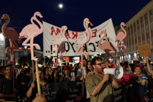 Protestuj&uacute;ci držia transparenty v tvare plameniakov počas demon&scaron;tr&aacute;cie proti vl&aacute;de po t&yacute;ždňoch protestov proti pl&aacute;novan&eacute;mu luxusn&eacute;mu rezortu podporovan&eacute;mu spoločnosťou spojenou s Jaredom Kushnerom, zaťom americk&eacute;ho prezidenta Donalda Trumpa. FOTO: Reuters