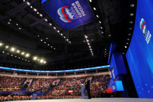 Rusk&yacute; prezident Vladimir Putin sa prihov&aacute;ra vl&aacute;dnucej strane Jednotn&eacute; Rusko v Moskve v nedeľu 28. j&uacute;na 2026. FOTO: TASR/AP