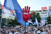 Ľudia sa z&uacute;častňuj&uacute; protestu v r&aacute;mci celon&aacute;rodn&eacute;ho protivl&aacute;dneho hnutia v Kraljeve​. FOTO: Reuters