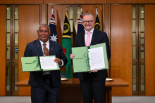Premi&eacute;r Vanuatu Jotham Napat a austr&aacute;lsky premi&eacute;r Anthony Albanese. FOTO: Reuters