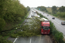Z hor&uacute;čav často vznikaj&uacute; b&uacute;rky a ničiv&eacute; javy zn&aacute;me ako downbursty. FOTO: TASR/Kubo Matejovič