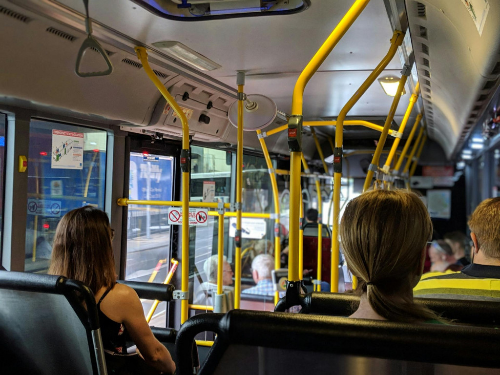 Cez aplik&aacute;ciu s n&aacute;zvom Cyril bude z&aacute;roveň možn&eacute; sledovať aktu&aacute;lnu polohu vozidla, trasu, me&scaron;kania, ale aj rie&scaron;iť reklam&aacute;cie. FOTO: Unsplash
