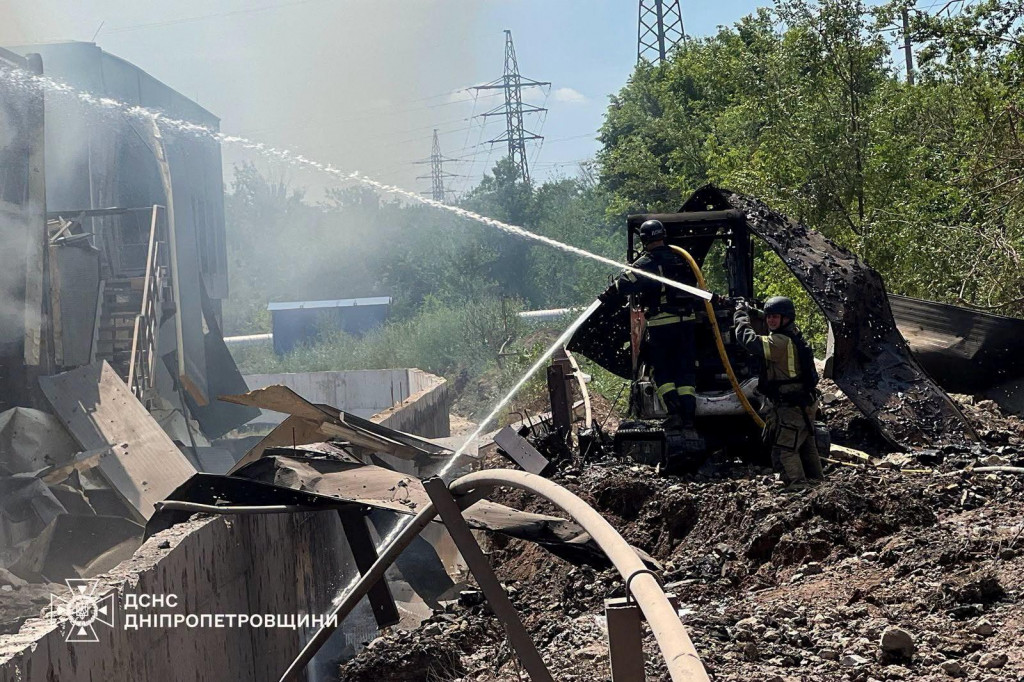 Hasič pracuje na mieste rusk&eacute;ho raketov&eacute;ho &uacute;toku uprostred rusk&eacute;ho &uacute;toku na Ukrajinu v Krivom Rohu v Dnepropetrovskej oblasti. FOTO: Reuters/Tlačov&aacute; služba &Scaron;t&aacute;tnej z&aacute;chrannej služby Ukrajiny v Dnepropetrovskej oblasti