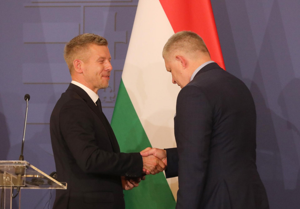 Žiadne kontroverzn&eacute; t&eacute;my sa nebud&uacute; na p&ocirc;de V4 otv&aacute;rať, prisľ&uacute;bil premi&eacute;r Fico, na obr&aacute;zku s maďarsk&yacute;m n&aacute;protivkom Magyarom. FOTO: HN/Peter Mayer