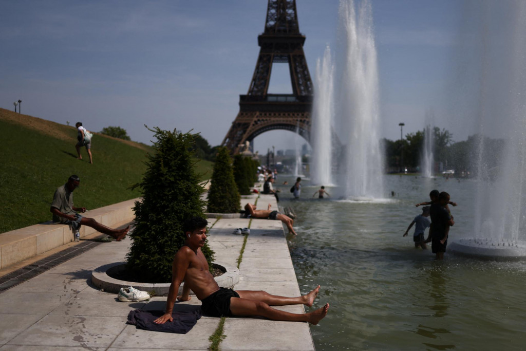 Font&aacute;na Trocadero pri Eiffelovej veži počas vysok&yacute;ch tepl&ocirc;t uprostred vlny hor&uacute;čav v Par&iacute;ži. FOTO: Reuters