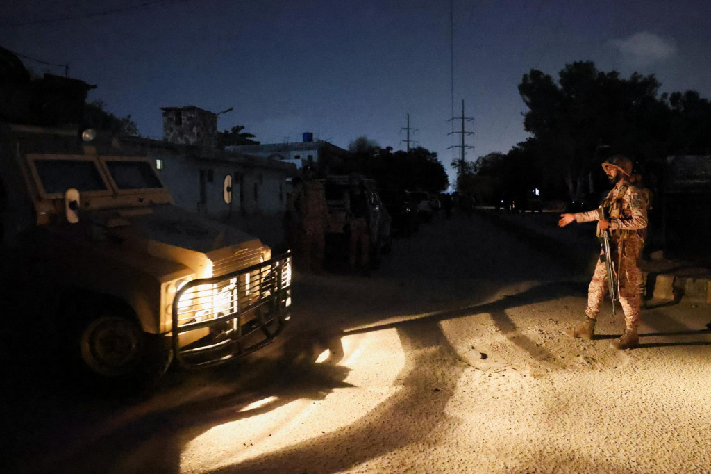 Vojak paramilit&aacute;rnych s&iacute;l v Pakistane- FOTO: Reuters