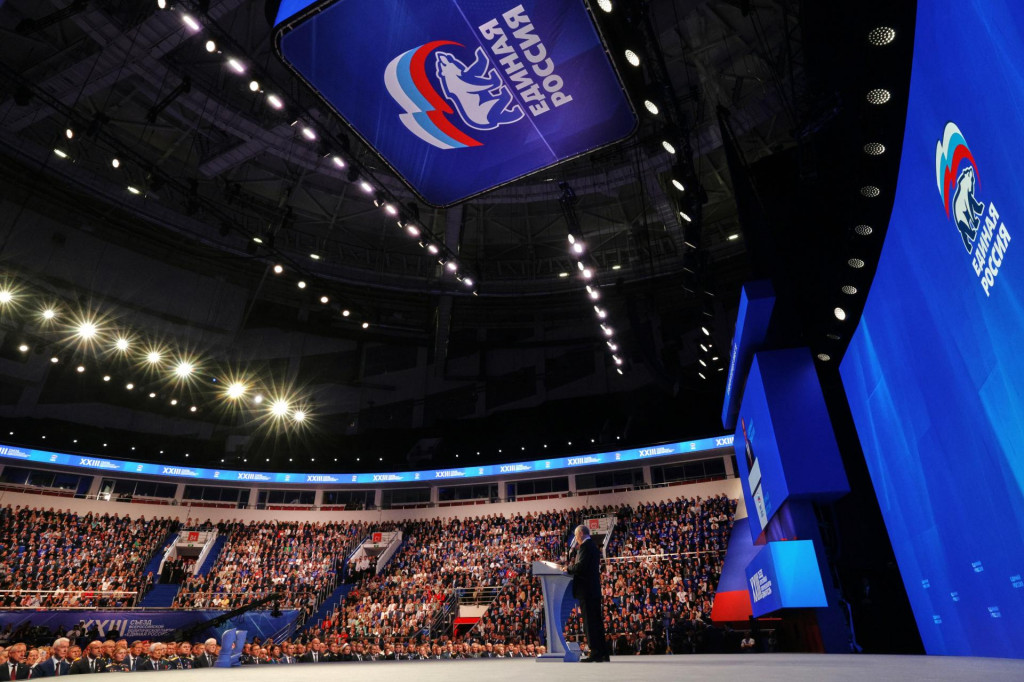 Rusk&yacute; prezident Vladimir Putin sa prihov&aacute;ra vl&aacute;dnucej strane Jednotn&eacute; Rusko v Moskve v nedeľu 28. j&uacute;na 2026. FOTO: TASR/AP