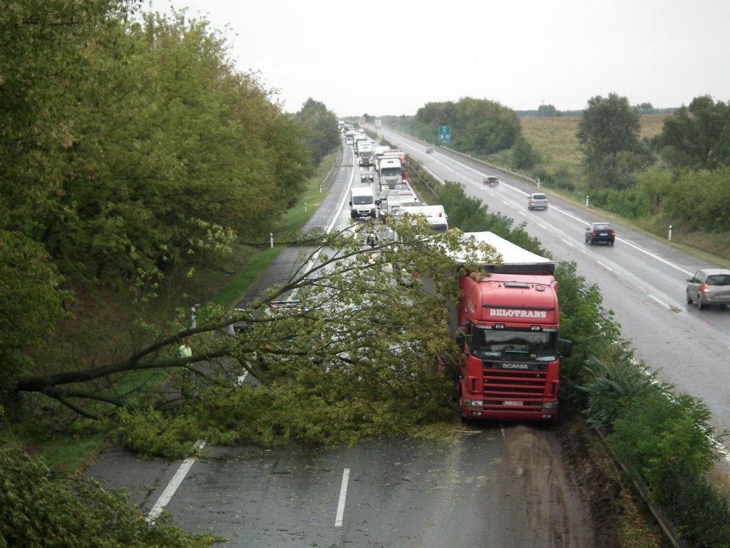 Z hor&uacute;čav často vznikaj&uacute; b&uacute;rky a ničiv&eacute; javy zn&aacute;me ako downbursty. FOTO: TASR/Kubo Matejovič