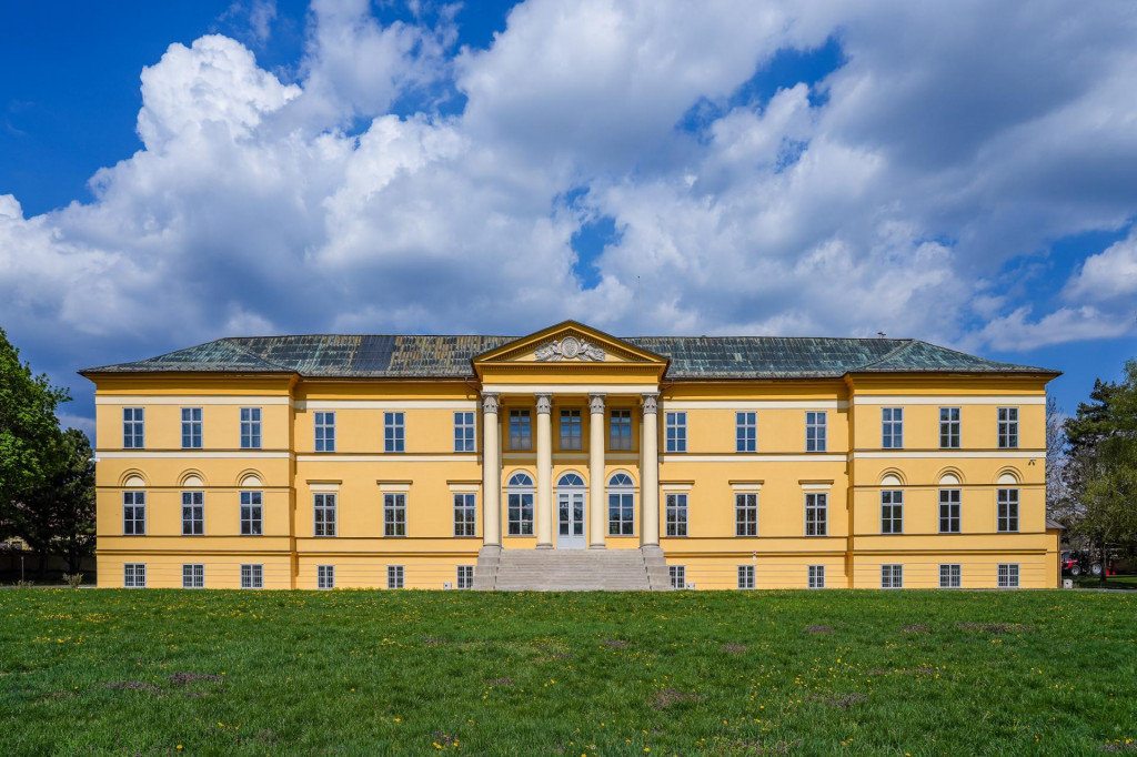 Ka&scaron;tieľ patr&iacute; medzi vrcholn&eacute; diela klasicistickej architekt&uacute;ry s majest&aacute;tnymi stĺporadiami pripom&iacute;naj&uacute;cimi antick&eacute; chr&aacute;my. FOTO: Ka&scaron;tieľ Doln&aacute; Krup&aacute;