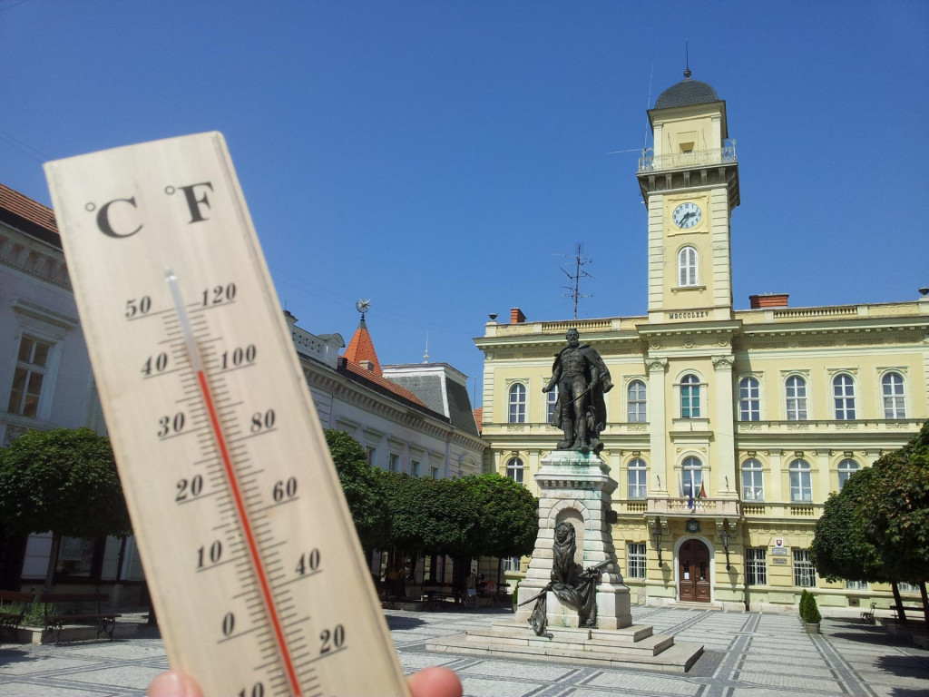Na arch&iacute;vnej sn&iacute;mke hor&uacute;čavy v Kom&aacute;rne