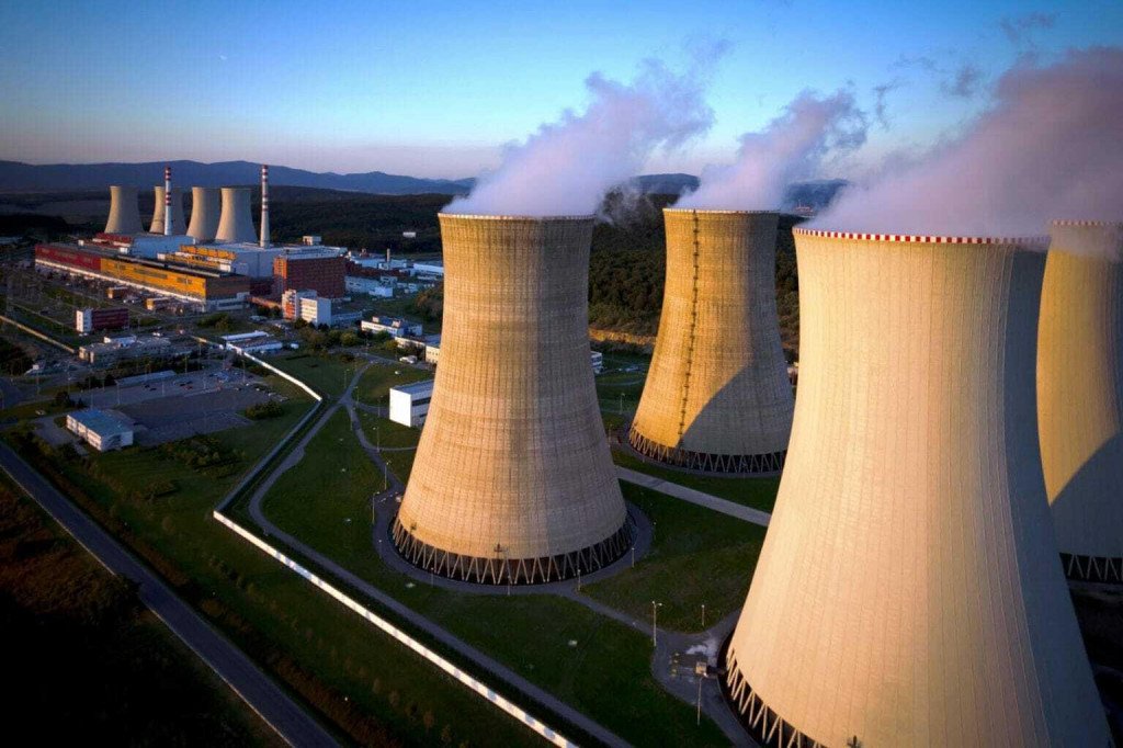 Vľavo komplex Mochoviec 3,4 a vpravo mlad&scaron;ie bloky 1,2.

FOTO: Slovensk&eacute; elektr&aacute;rne